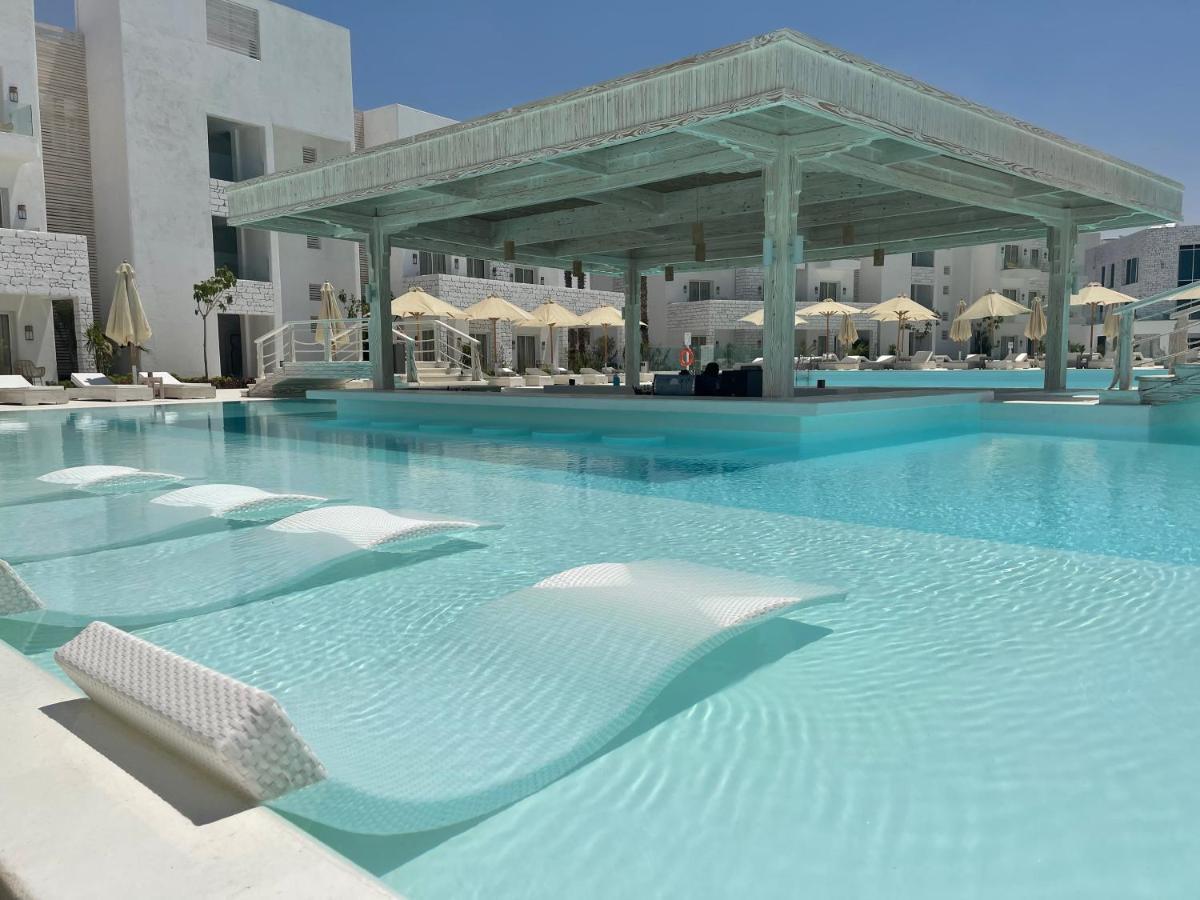Tanoak Resort Айн-Сохна Экстерьер фото The pool at the hotel