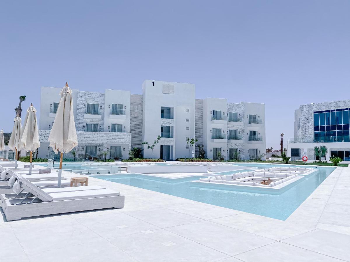 Tanoak Resort Айн-Сохна Экстерьер фото The hotel's pool