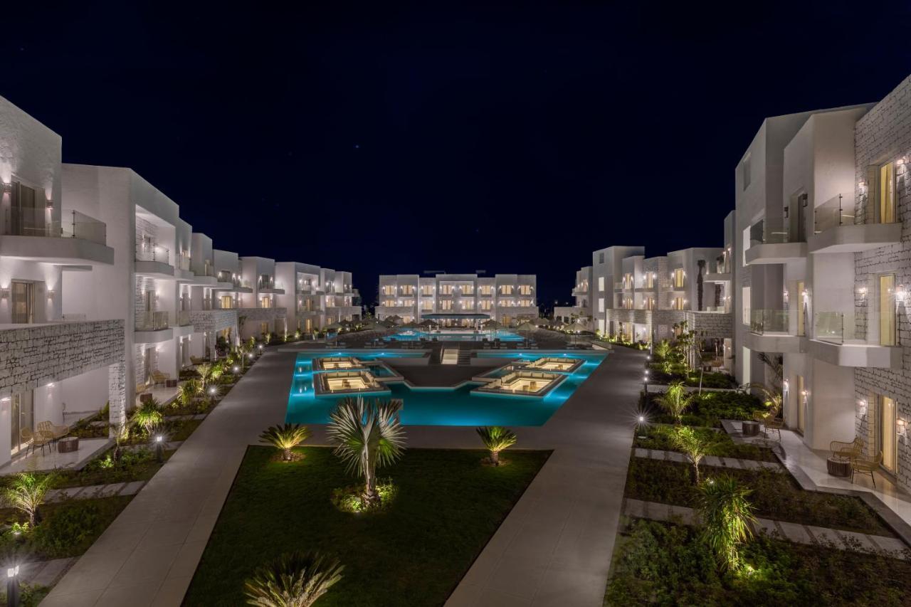 Tanoak Resort Айн-Сохна Экстерьер фото The resort at night