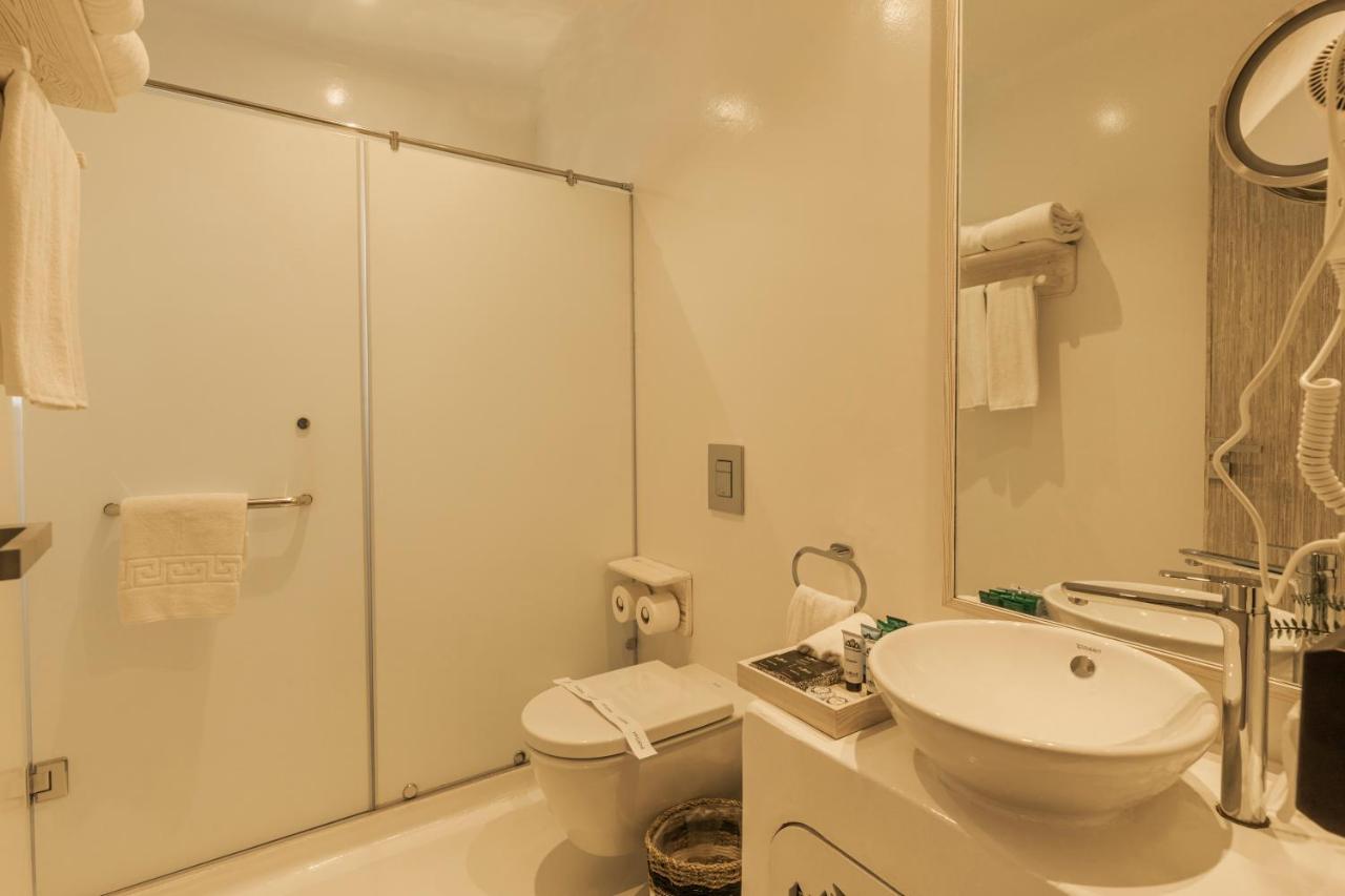 Tanoak Resort Айн-Сохна Экстерьер фото A bathroom in a hotel